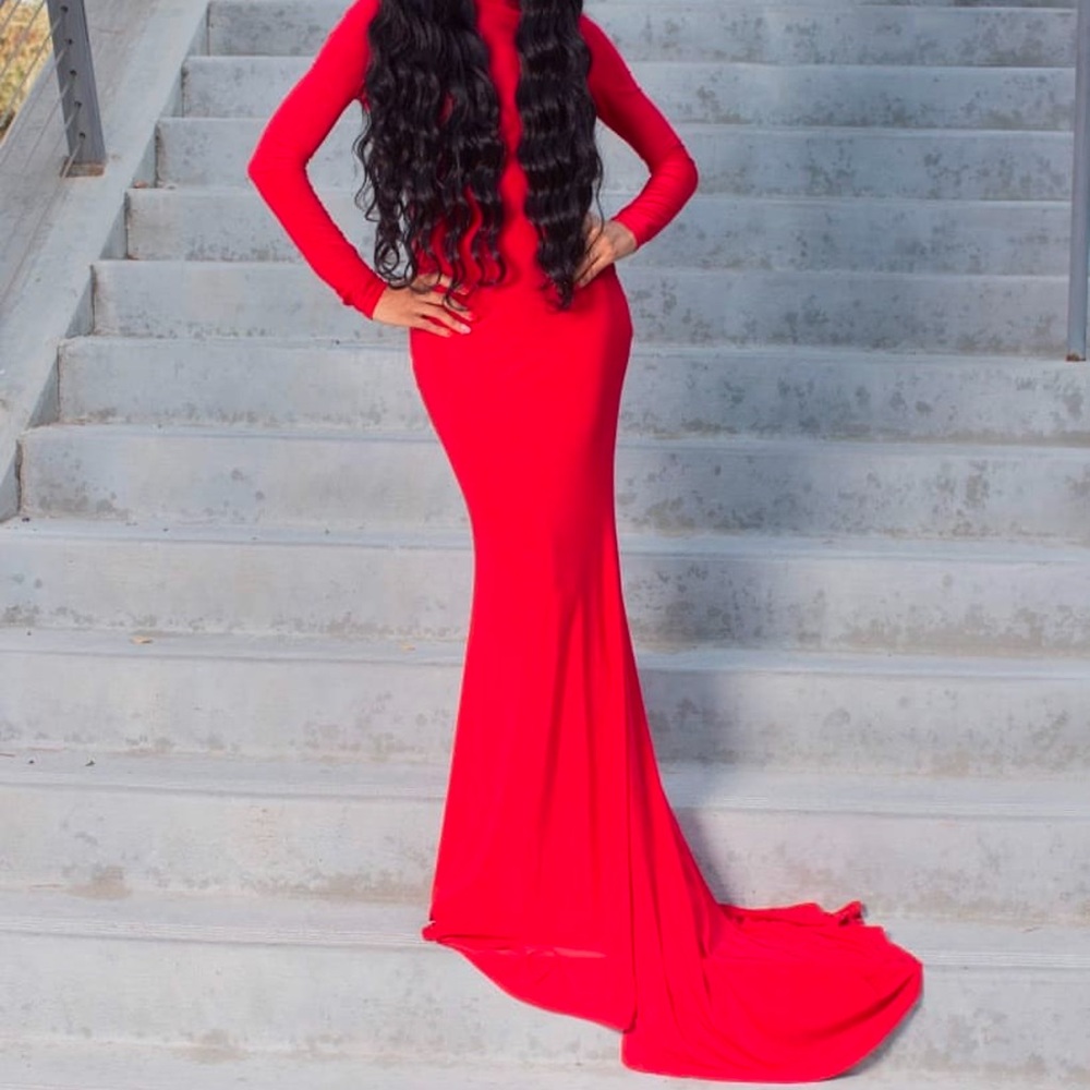 Red turtleneck backless dress with train